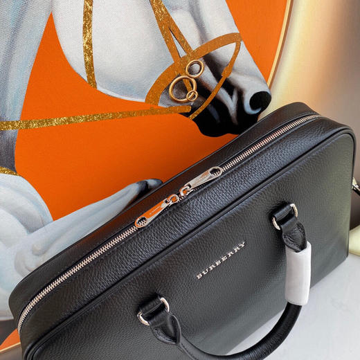 秋冬特惠💰1000 巴宝莉 男士公文包80062921
尺寸：37×27×7cm 商品图4