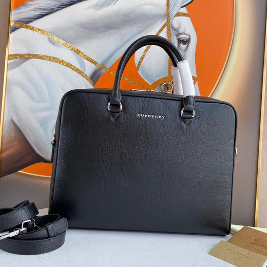 秋冬特惠💰1000 巴宝莉 男士公文包80062921
尺寸：37×27×7cm 商品图2