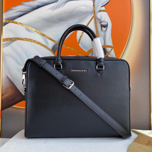 秋冬特惠💰1000 巴宝莉 男士公文包80062921
尺寸：37×27×7cm 商品图0