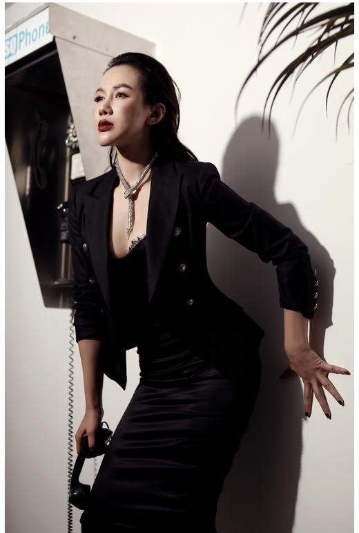 “权力游戏”格调黑外套 冷艳高级酷飒 巴尔曼版型西装 修身 干练 经典 百搭 J20143779A颈袖添香 商品图1