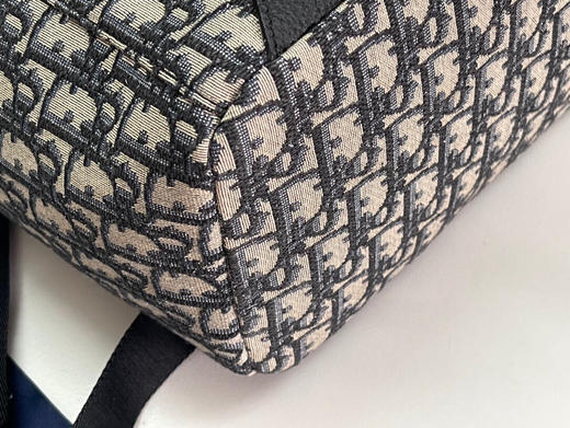 秋冬特惠💰1200 原单这款 Dio Explorer 双肩背包1ESBA152YKY 从登山运动的准则汲取灵感 商品图4