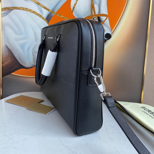 秋冬特惠💰1000 巴宝莉 男士公文包80062921
尺寸：37×27×7cm 商品图5