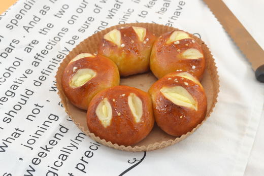 优优米卡—软酪软碱水面包 商品图0