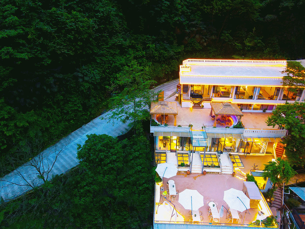 宠物友好民宿→赏山色&暖泡温泉~【青城山玥鸣小筑民宿】低至￥199抢阁楼客房，￥299抢小筑客房，￥799抢私汤套房