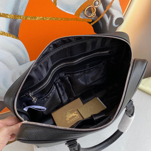 秋冬特惠💰1000 巴宝莉 男士公文包80062921
尺寸：37×27×7cm 商品图6