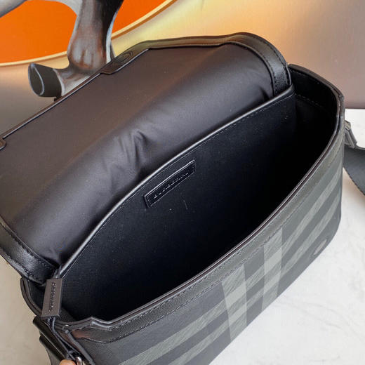 秋冬特惠💰800 B家原单斜挎包80741071 精致立挺设计，装饰 Bur格纹，搭配皮革边饰和品牌徽标。 商品图5