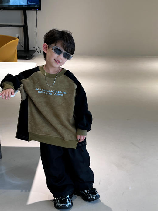 【极简主义设计！儿童时尚尽展眼前】冬季新款儿童加绒卫衣男童，美式撞色字母加厚保暖套头卫衣，舒适手感 穿脱方便 多场合穿着，温柔呵护宝贝柔嫩肌肤 商品图2