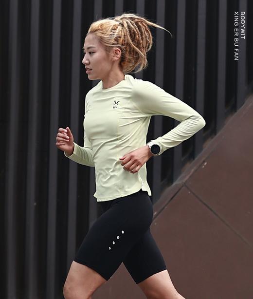 身体智慧 BODYWIT 女款 飞羽 轻薄速干圆领长袖T恤 商品图3