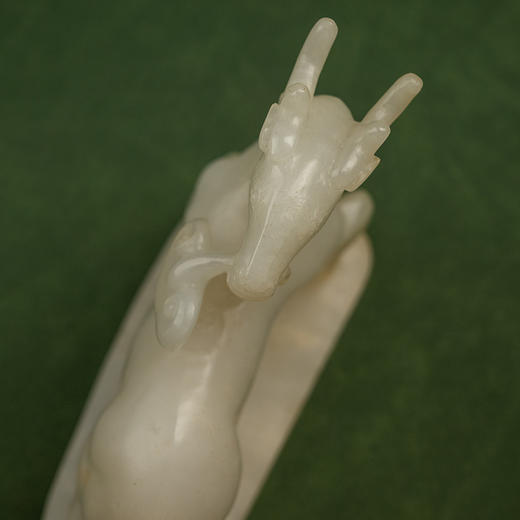 清 玉雕鹿衔灵芝摆件 商品图3