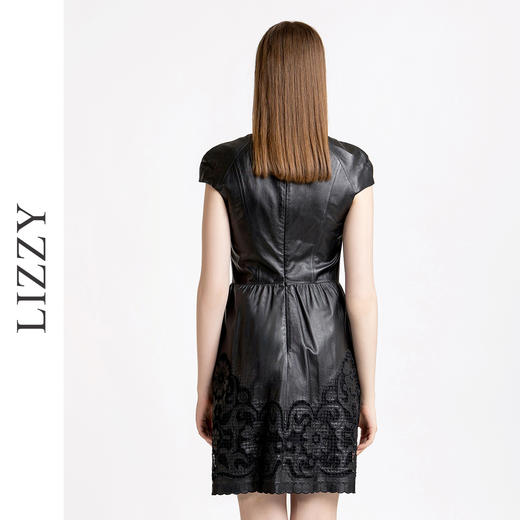 LIZZY秋季女士优雅刺绣镂空花朵圆领绵羊皮连肩袖连衣裙5145 商品图3