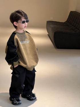 【极简主义设计！儿童时尚尽展眼前】冬季新款儿童加绒卫衣男童，美式撞色字母加厚保暖套头卫衣，舒适手感 穿脱方便 多场合穿着，温柔呵护宝贝柔嫩肌肤