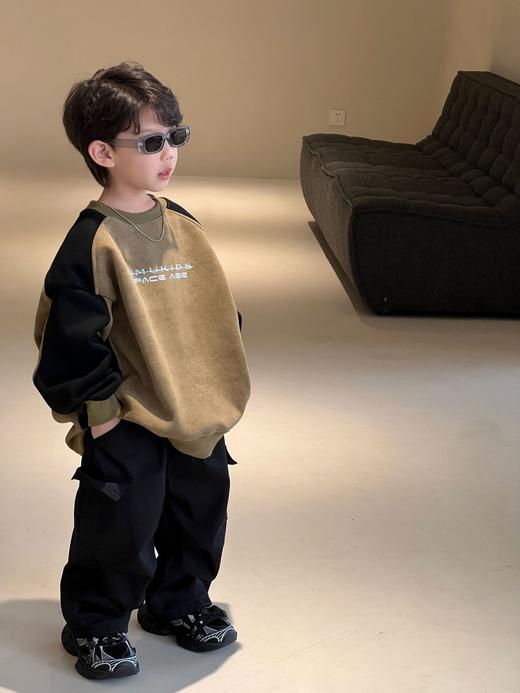 【极简主义设计！儿童时尚尽展眼前】冬季新款儿童加绒卫衣男童，美式撞色字母加厚保暖套头卫衣，舒适手感 穿脱方便 多场合穿着，温柔呵护宝贝柔嫩肌肤 商品图0