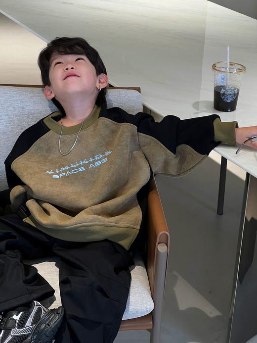 【极简主义设计！儿童时尚尽展眼前】冬季新款儿童加绒卫衣男童，美式撞色字母加厚保暖套头卫衣，舒适手感 穿脱方便 多场合穿着，温柔呵护宝贝柔嫩肌肤 商品图4