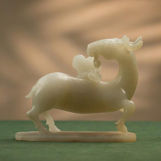 清 玉雕鹿衔灵芝摆件 商品图1