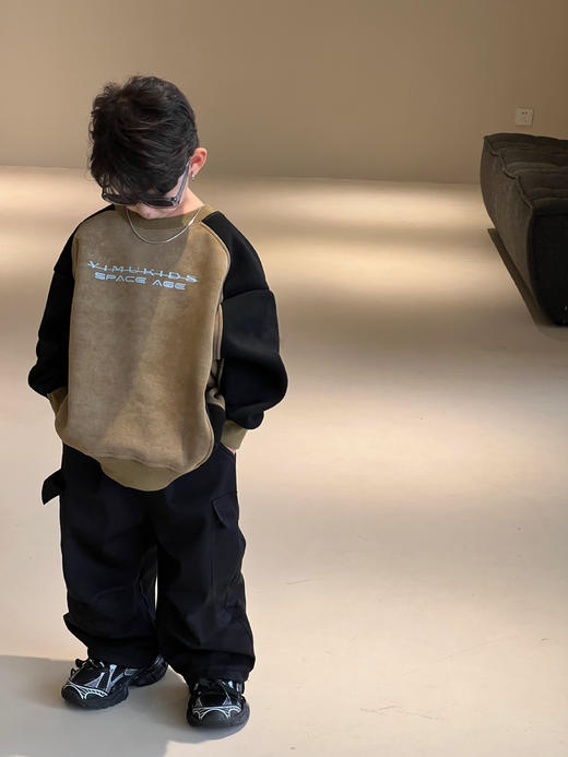 【极简主义设计！儿童时尚尽展眼前】冬季新款儿童加绒卫衣男童，美式撞色字母加厚保暖套头卫衣，舒适手感 穿脱方便 多场合穿着，温柔呵护宝贝柔嫩肌肤 商品图3