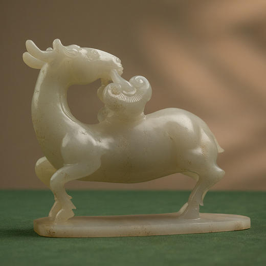 清 玉雕鹿衔灵芝摆件 商品图0