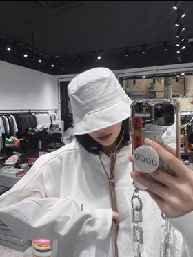 Jacquemus x Nik*联名款连帽卫衣，金色小钩修饰，肥肠帅气！