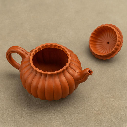 《朱泥菊瓣壶》 高永伟 工艺美术师、笔名少伯、青年陶刻家、工艺美术学会会员、宜兴紫砂行业协会会员 商品图2