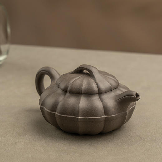 《筋囊线圆壶》 范国勤   高级工艺美术师、优秀中青年陶艺家、中国工艺美术学会、江苏省陶瓷协会会员、江苏省徐悲鸿紫砂研究会会员 商品图1