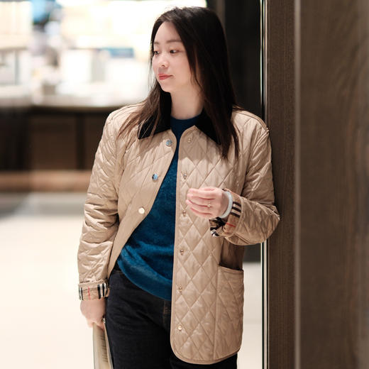 BBR明星同款 永恒经典谷仓黄金绗缝棉服 灯芯绒菱形格绗棉夹克 经典配色和标志性 Burber*y 格纹匠心呈现 版型宽松更有包容度 翻领粗条灯芯绒撞色拼接 商品图0