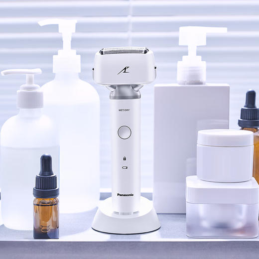 松下（Panasonic）剃须刀电动刮胡刀充电往复式三刀头全身水洗 小锤子系列ES-LM31-W白色含鬓角修剪器男士生日礼物 商品图3