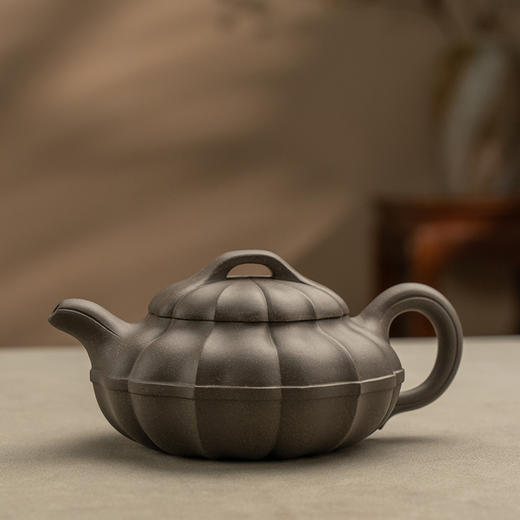 《筋囊线圆壶》 范国勤   高级工艺美术师、优秀中青年陶艺家、中国工艺美术学会、江苏省陶瓷协会会员、江苏省徐悲鸿紫砂研究会会员 商品图0