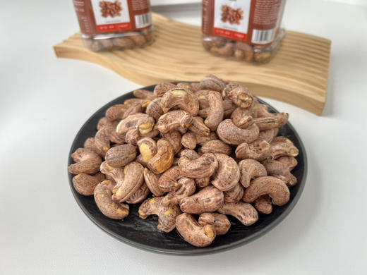 越南•紫衣腰果# 超大颗！香香脆脆紫衣腰果，办公室小零食推荐！越南🇻🇳进口的A170型大果，颗颗个头大，口感香脆，没啥乱七八糟的添加，就是原原本本超好吃的自然坚果香。 商品图0