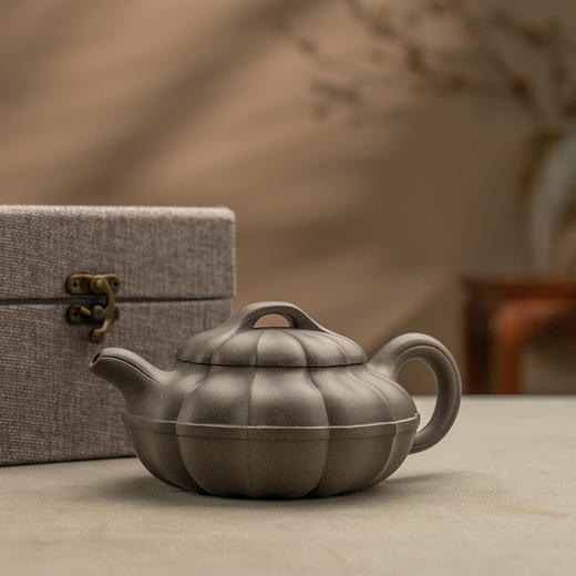 《筋囊线圆壶》 范国勤   高级工艺美术师、优秀中青年陶艺家、中国工艺美术学会、江苏省陶瓷协会会员、江苏省徐悲鸿紫砂研究会会员 商品图4