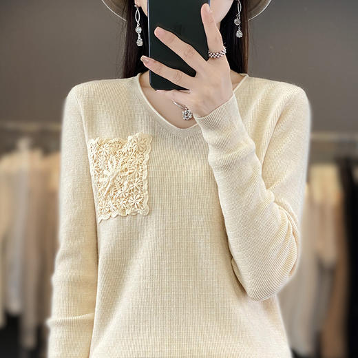 QHJY-JY917软糯毛衣V领针织打底衫女秋冬修身钩花口袋显瘦针织毛衫长袖上衣 商品图1