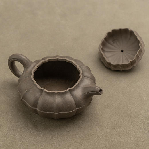 《筋囊线圆壶》 范国勤   高级工艺美术师、优秀中青年陶艺家、中国工艺美术学会、江苏省陶瓷协会会员、江苏省徐悲鸿紫砂研究会会员 商品图2