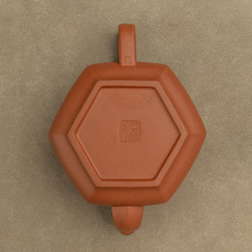 《六方高升壶》 盛听凤   高级工艺美术师、优秀女陶艺家、省工艺美术协会、省陶瓷协会、紫砂行业协会会员 商品图3