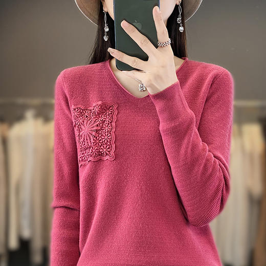 QHJY-JY917软糯毛衣V领针织打底衫女秋冬修身钩花口袋显瘦针织毛衫长袖上衣 商品图2