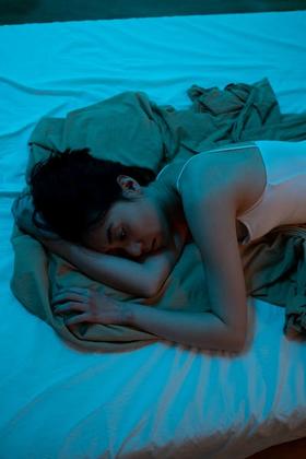没有黑眼圈，白天容光焕发、神采奕奕的俊男靓女，竟然是这样睡觉的？！！