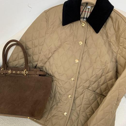 BBR明星同款 永恒经典谷仓黄金绗缝棉服 灯芯绒菱形格绗棉夹克 经典配色和标志性 Burber*y 格纹匠心呈现 版型宽松更有包容度 翻领粗条灯芯绒撞色拼接 商品图9