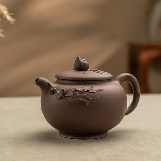 《桃子掇只壶》 周云兰   工艺美术师、优秀中青年女陶艺家 商品图0