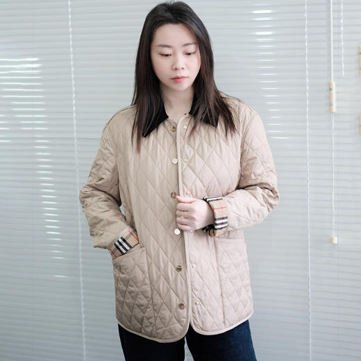 BBR明星同款 永恒经典谷仓黄金绗缝棉服 灯芯绒菱形格绗棉夹克 经典配色和标志性 Burber*y 格纹匠心呈现 版型宽松更有包容度 翻领粗条灯芯绒撞色拼接 商品图3