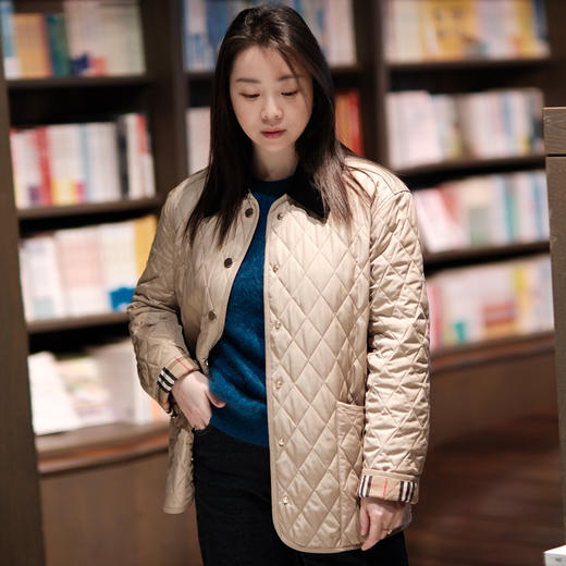 BBR明星同款 永恒经典谷仓黄金绗缝棉服 灯芯绒菱形格绗棉夹克 经典配色和标志性 Burber*y 格纹匠心呈现 版型宽松更有包容度 翻领粗条灯芯绒撞色拼接 商品图1