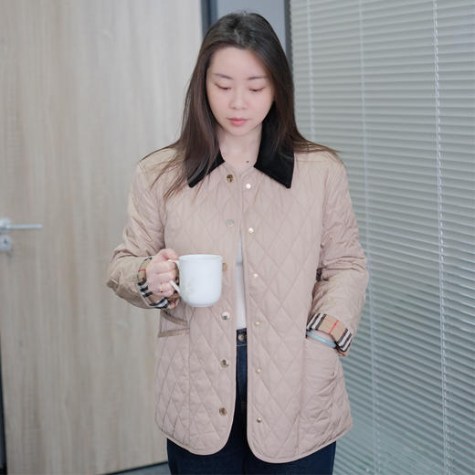 BBR明星同款 永恒经典谷仓黄金绗缝棉服 灯芯绒菱形格绗棉夹克 经典配色和标志性 Burber*y 格纹匠心呈现 版型宽松更有包容度 翻领粗条灯芯绒撞色拼接 商品图2