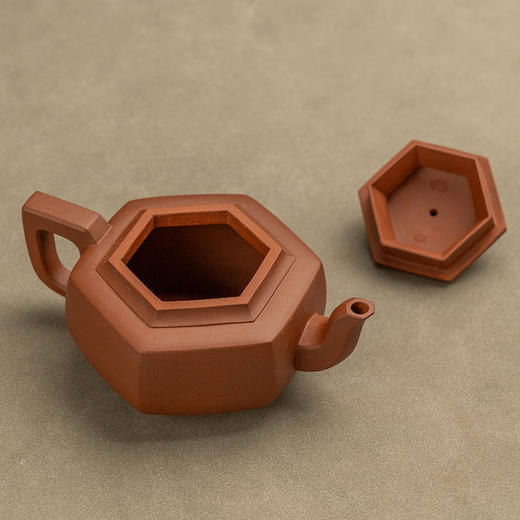 《六方高升壶》 盛听凤   高级工艺美术师、优秀女陶艺家、省工艺美术协会、省陶瓷协会、紫砂行业协会会员 商品图1