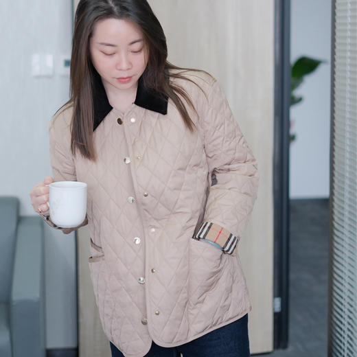 BBR明星同款 永恒经典谷仓黄金绗缝棉服 灯芯绒菱形格绗棉夹克 经典配色和标志性 Burber*y 格纹匠心呈现 版型宽松更有包容度 翻领粗条灯芯绒撞色拼接 商品图4