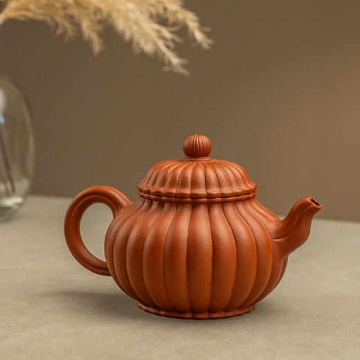 《朱泥菊瓣壶》 高永伟 工艺美术师、笔名少伯、青年陶刻家、工艺美术学会会员、宜兴紫砂行业协会会员 商品图1