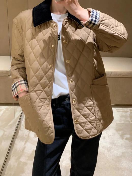 BBR明星同款 永恒经典谷仓黄金绗缝棉服 灯芯绒菱形格绗棉夹克 经典配色和标志性 Burber*y 格纹匠心呈现 版型宽松更有包容度 翻领粗条灯芯绒撞色拼接 商品图7