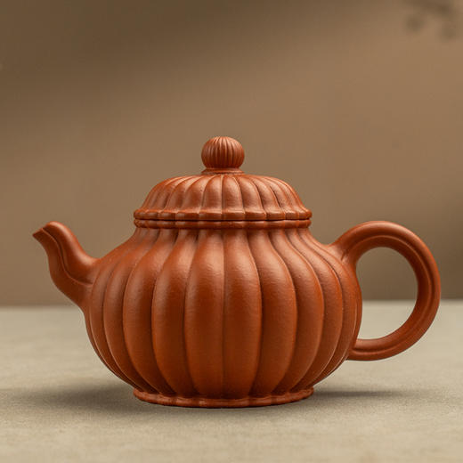 《朱泥菊瓣壶》 高永伟 工艺美术师、笔名少伯、青年陶刻家、工艺美术学会会员、宜兴紫砂行业协会会员 商品图0