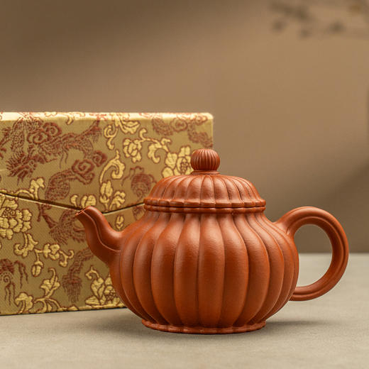 《朱泥菊瓣壶》 高永伟 工艺美术师、笔名少伯、青年陶刻家、工艺美术学会会员、宜兴紫砂行业协会会员 商品图4