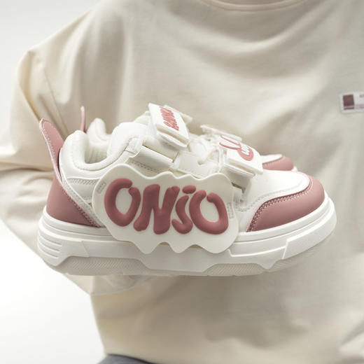 「三款配色！港风小白鞋」港风chic加绒小白鞋女2023冬新款颜值字母魔术贴设计厚底板鞋子 商品图0