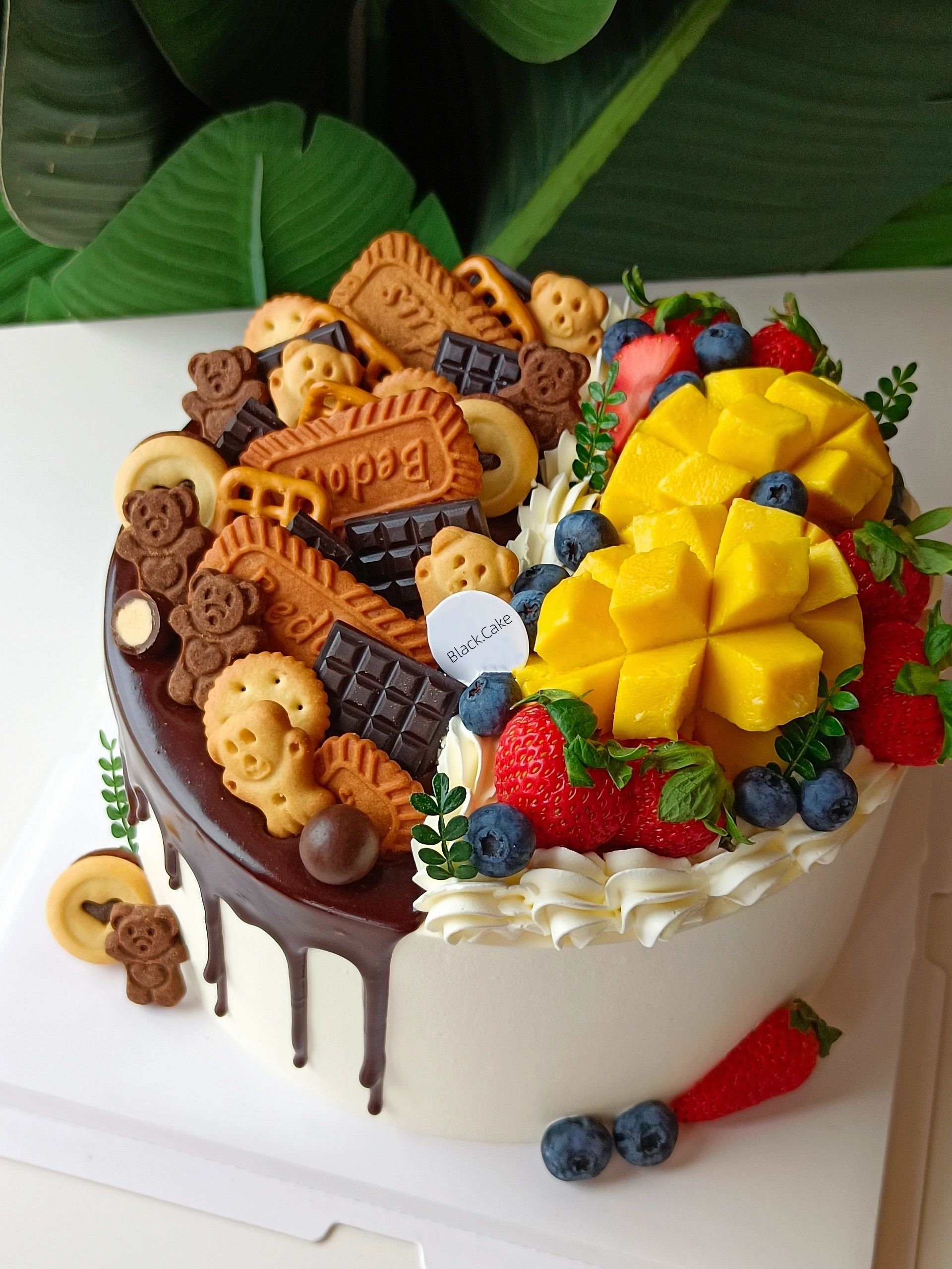 鲜果饼干双拼巧克力淋面蛋糕