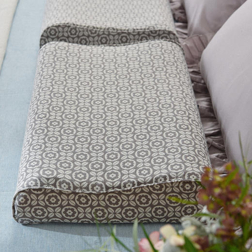 四叶草乳胶枕蜂窝结构真空物理发泡天然乳胶枕 商品图2