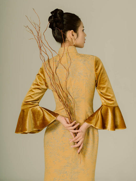 荷言GL旧时闺秀秋洺姜黄色旗袍连衣裙复古珍珠丝绒喇叭袖秋季新品 商品图1