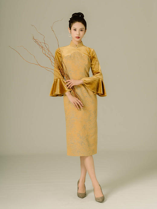 荷言GL旧时闺秀秋洺姜黄色旗袍连衣裙复古珍珠丝绒喇叭袖秋季新品 商品图2