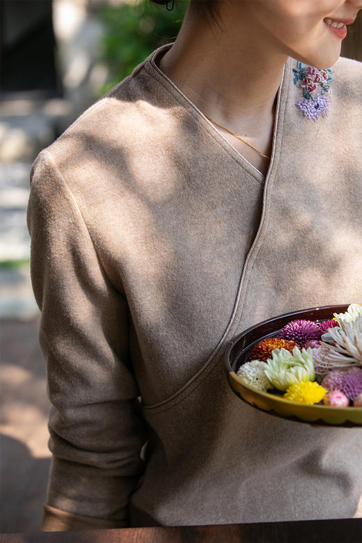 牧衣游原创 手绣棉质套头衫软糯舒适细腻文艺百搭上衣新款 问月 商品图5